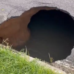 Parte do asfalto cedeu e deixou um buraco visível na lateral da rua Hitler de Lucena. (Foto: Reprodução)