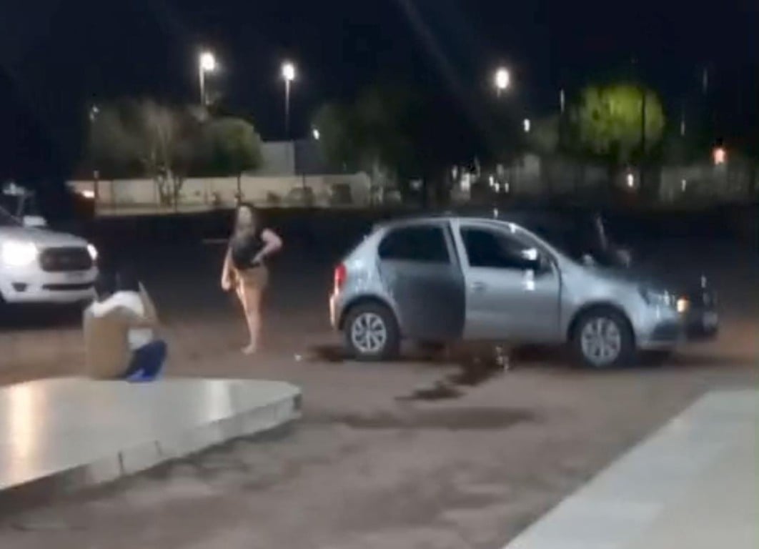 Carro alvejado pelos policiais (Foto: Divulgação) 