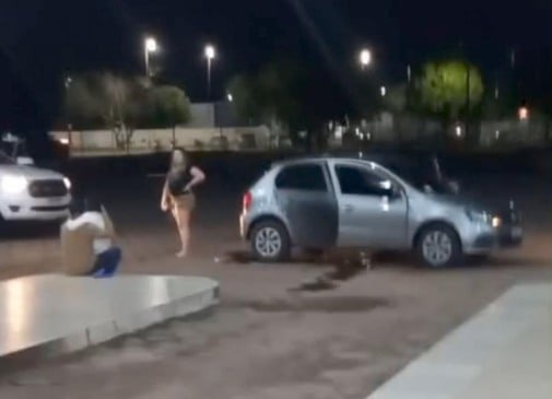 Carro alvejado pelos policiais (Foto: Divulgação) 