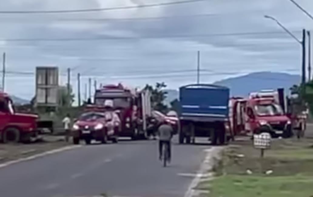Viaturas do Corpo de Bombeiros no local da explosão (Foto: Reprodução) 