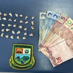 Droga e dinheiro apreendido com o suspeito (Foto: Divulgação) 