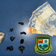 Droga e dinheiro apreendido com o infrator (Foto: Divulgação) 