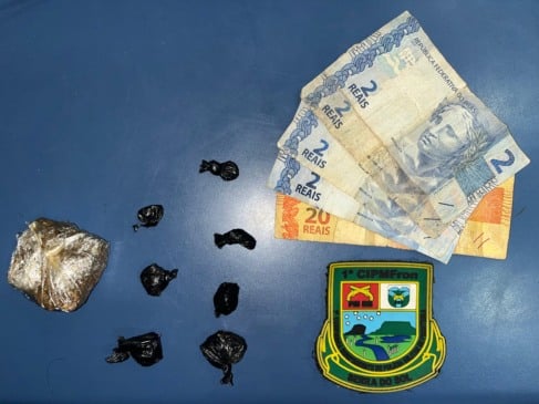 Droga e dinheiro apreendido com o infrator (Foto: Divulgação) 