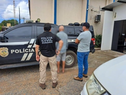 Contra o idoso havia um mandado de prisão preventiva em aberto contra ele, expedido pela Comarca de Guiratinga, no Estado do Mato Grosso, com validade até 2038. O crime atribuído é o de extorsão, conforme previsto no artigo 158 do Código Penal (Foto: ASCOM/PCRR) 