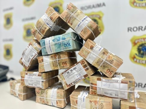R$ 700 mil em espécie apreendidos pela Polícia Federal em ação contra lavagem de dinheiro (Foto: PF)