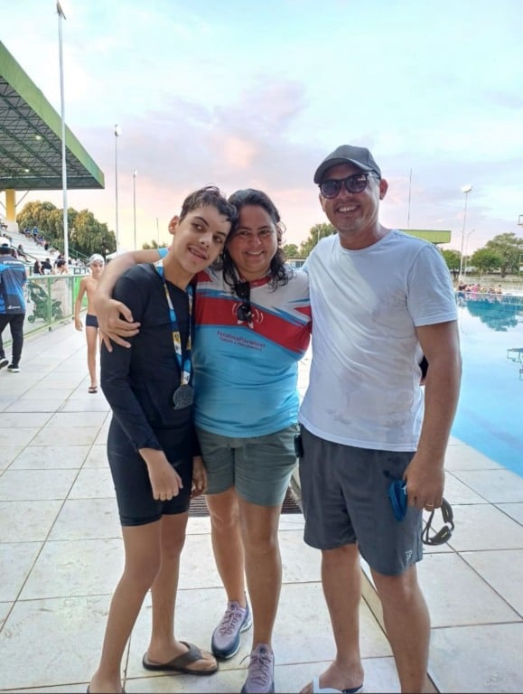 Aluno Felipe Oliveira, professora Flávia Alves e pai Ronaldo Oliveira. Crédito: divulgação