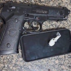 Simulacro, celular e invólucro de cocaína apreendidos com o infrator (Foto: Divulgação) 