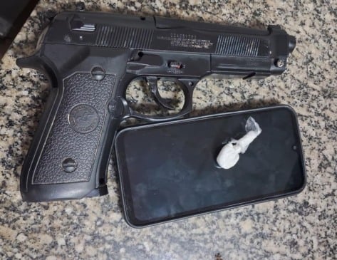 Simulacro, celular e invólucro de cocaína apreendidos com o infrator (Foto: Divulgação) 