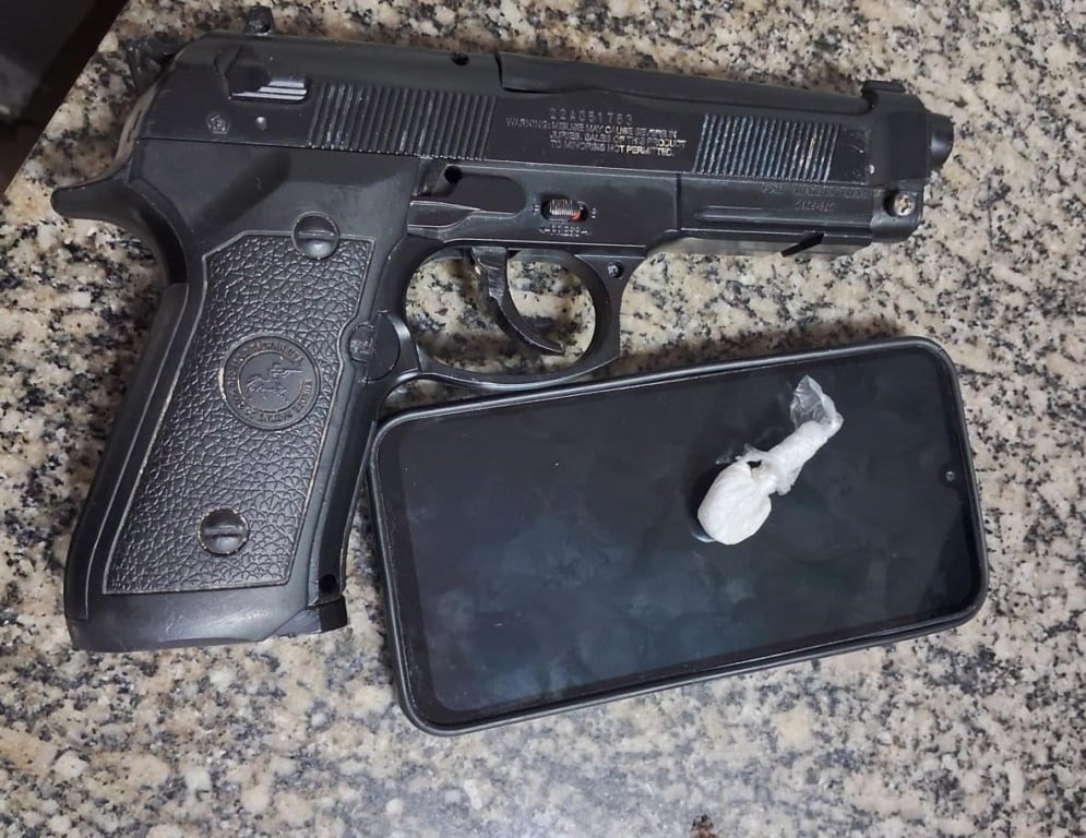 Simulacro, celular e invólucro de cocaína apreendidos com o infrator (Foto: Divulgação) 