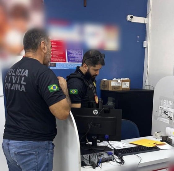 Momento em que a polícia cumpre os mandados de prisão (Foto: ASCOM/PCRR) 