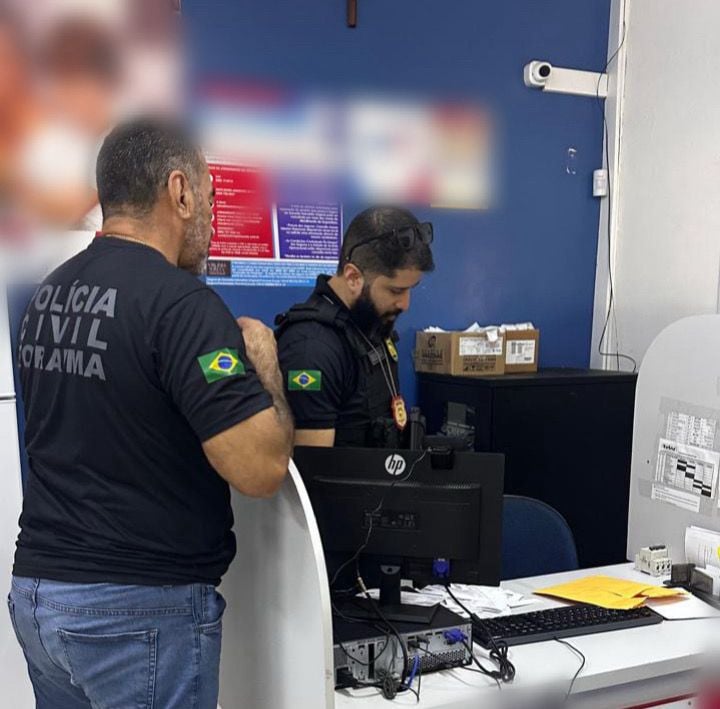 Momento em que a polícia cumpre os mandados de prisão (Foto: ASCOM/PCRR) Momento em que a polícia cumpre os mandados de prisão (Foto: ASCOM/PCRR)