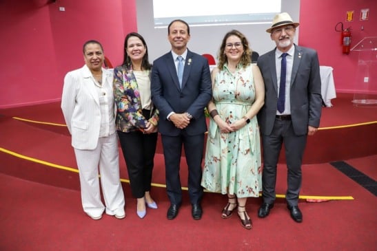 A diretoria eleita para a gestão 2025/2026 será formada pelo presidente José Geraldo Ticianeli (UFRR), a vice-presidente Camila Ítavo (UFMS), vice-presidente Georgina Gonçalves (UFRB), vice-presidente Ana Beatriz de Oliveira (UFSCar) e vice-presidente João Alfredo Braida (UFFS) (Foto: Divulgação) 