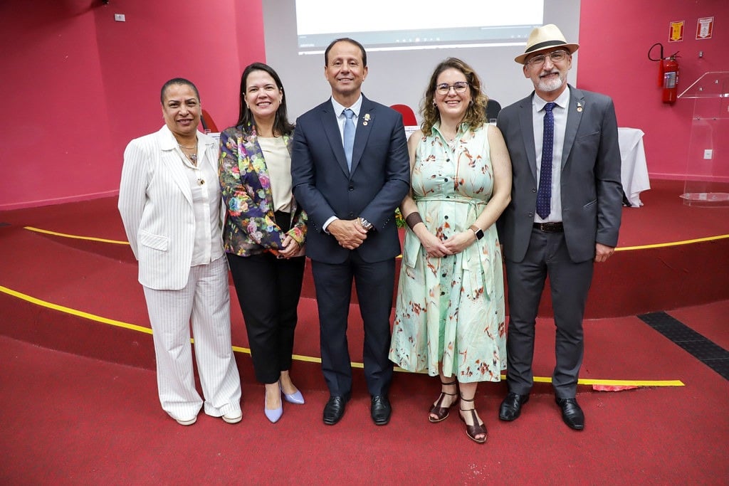 A diretoria eleita para a gestão 2025/2026 será formada pelo presidente José Geraldo Ticianeli (UFRR), a vice-presidente Camila Ítavo (UFMS), vice-presidente Georgina Gonçalves (UFRB), vice-presidente Ana Beatriz de Oliveira (UFSCar) e vice-presidente João Alfredo Braida (UFFS) (Foto: Divulgação) 