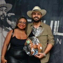 Pouco antes do show, Débora reencontrou Túlio nos bastidores e entregou pessoalmente um presente preparado com carinho: um cavalo de pelúcia, em referência às origens do cantor, que trabalhou como vaqueiro antes da fama. (Foto: Nilzete Franco/FolhaBV)