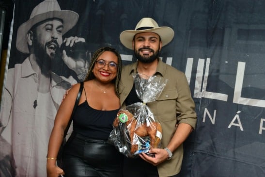 Pouco antes do show, Débora reencontrou Thullio nos bastidores e entregou pessoalmente um presente preparado com carinho: um cavalo de pelúcia, em referência às origens do cantor, que trabalhou como vaqueiro antes da fama. (Foto: Nilzete Franco/FolhaBV)