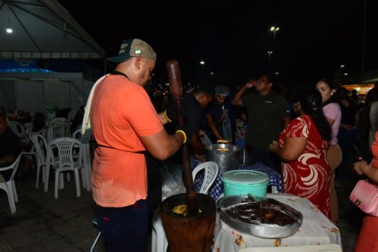 A paçoca é pilada na hora de servir (Foto: Nilzete Franco/FolhaBV) 