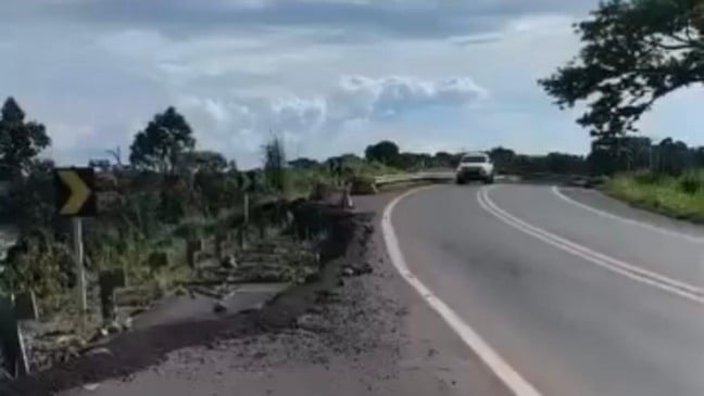 Trecho fica próximo à cabeceira da ponte sobre o rio Mucajaí - Foto: Reprodução