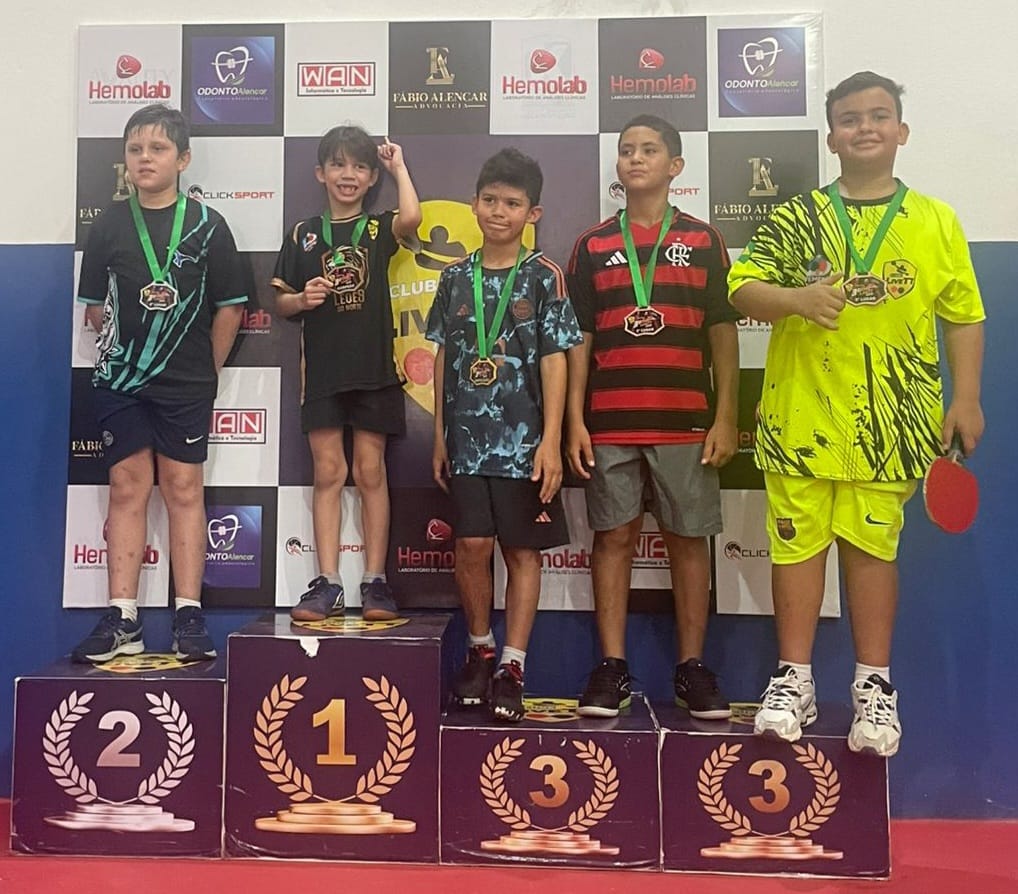 José Silvestre de apenas 7 anos, no lugar mais alto do pódio na categoria Sub-10. (Foto: ASCOM/Clube LiveTT)