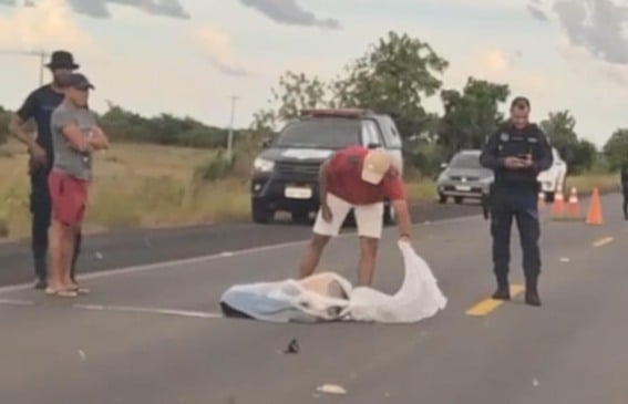 Vítima caída na pista (Foto: Divulgação) 