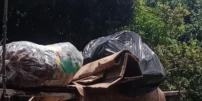 Segundo a administração municipal, a coleta de resíduos sólidos na vila ocorre regularmente, de acordo com o calendário de limpeza urbana estabelecido pelo município - Foto: Arquivo Pessoal