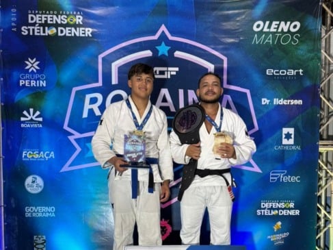 Pai e filho conquistam ouro em campeonato de jiu-jitsu. (Foto: ASCOM/Escola Leal Team)