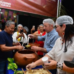 Prato típico indígena foi servido com beiju e farinha para cerca de 500 pessoas. (Foto: Nilzete Franco)