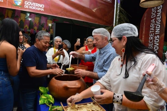 Prato típico indígena foi servido com beiju e farinha para cerca de 500 pessoas. (Foto: Nilzete Franco)