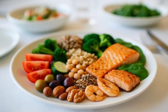 Ela inclui: frutas, legumes e verduras variados; grãos integrais, como aveia, arroz integral e quinoa; leguminosas, como feijão (Foto Divulgação)