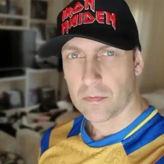 Conhecido por seu trabalho no grupo Hermes e Renato, onde interpretava o icônico vocalista da banda fictícia Massacration (Foto Divulgação)