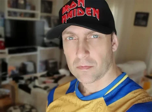 Conhecido por seu trabalho no grupo Hermes e Renato, onde interpretava o icônico vocalista da banda fictícia Massacration (Foto Divulgação)