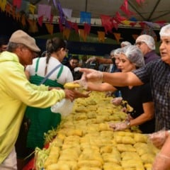Com 1,3 tonelada, maior pamonha do Norte é distribuída no São João do Anauá 