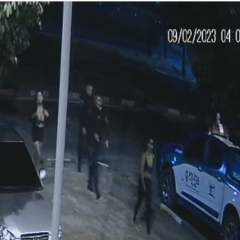 Momento em que as jovens chegam na delegacia para prestar queixa contra os policiais