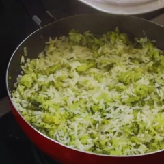 A tonalidade vibrante do prato, que lembra um verde-musgo suave, vem do próprio brócolis batido, sem uso de corantes artificiais (Foto: Divulgação)