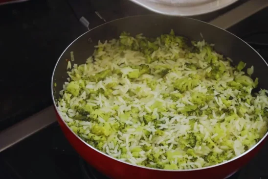 A tonalidade vibrante do prato, que lembra um verde-musgo suave, vem do próprio brócolis batido, sem uso de corantes artificiais (Foto: Divulgação)