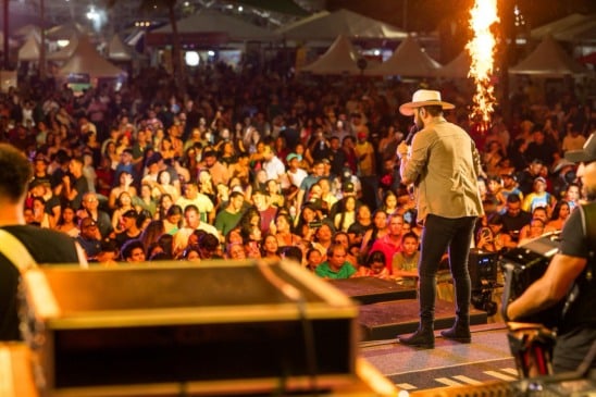Thullio Milionário levanta o público na terceira noite do São João no Parque Anauá