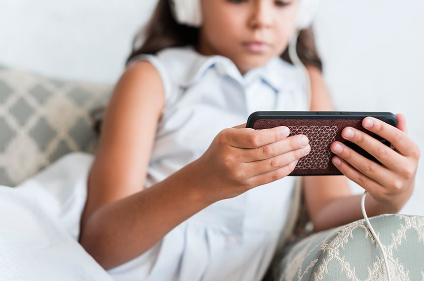 No Brasil, ainda não há lei que limite diretamente a idade para uso de redes sociais (Foto Divulgação)