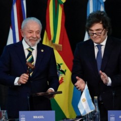 Presidente Lula recebe a presidência do MERCOSUL do presidente argentino, Javier Milei, durante a Cúpula do bloco em Buenos Aires, na Argentina. (Foto: Ricardo Stuckert / PR)