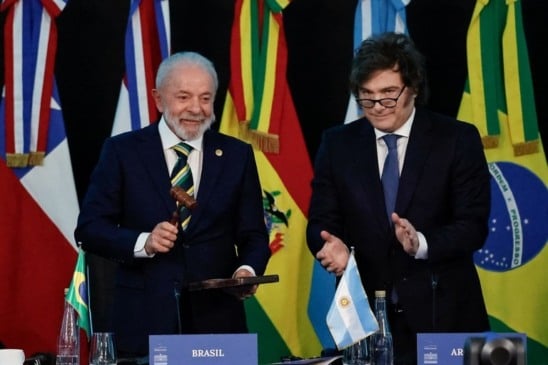Presidente Lula recebe a presidência do MERCOSUL do presidente argentino, Javier Milei, durante a Cúpula do bloco em Buenos Aires, na Argentina. (Foto: Ricardo Stuckert / PR)