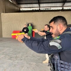 A Taser 10 é considerada uma ferramenta de menor potencial ofensivo. (Foto: Divulgação/PRF)