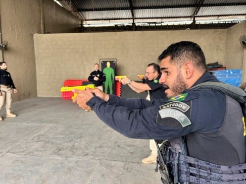 A Taser 10 é considerada uma ferramenta de menor potencial ofensivo. (Foto: Divulgação/PRF)