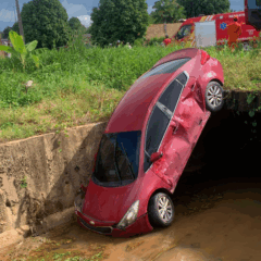 Após a colisão, carro caiu em vala. Foto: reprodução