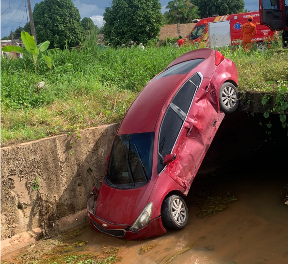 Após a colisão, carro caiu em vala. Foto: reprodução
