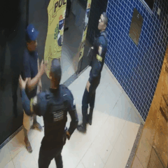 Momento em que Marcus chega à Delegacia para registrar queixa e encontra os policiais 