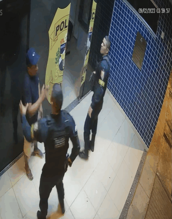 Momento em que Marcus chega à Delegacia para registrar queixa e encontra os policiais 