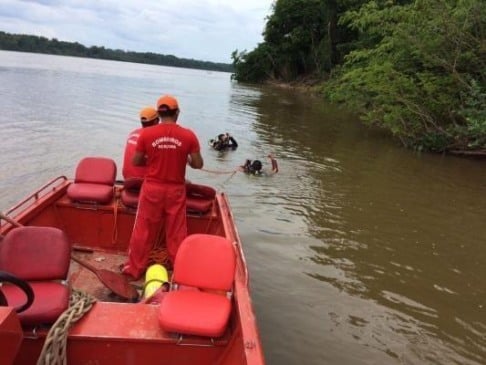 Bombeiros continuam buscas por menino que desapareceu em rio