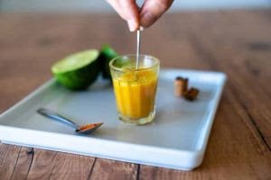 De acordo com a nutricionista, quem for aderir ao shot, é fundamental entender que a bebida é apenas um complemento, não uma solução (Foto Divulgação)