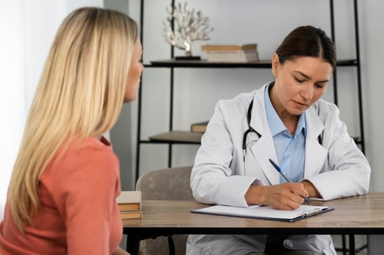 Além de retenção da receita médica, bulas deverão informar sobre condição ocular rara que pode causar perda súbita de visão. (Foto: Freepik)
