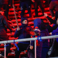 Briga generalizada entre torcedores em jogo da Copa Sul-Americana. (Foto: Juan Ignacio Roncoroni/EFE)