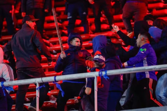 Briga generalizada entre torcedores em jogo da Copa Sul-Americana. (Foto: Juan Ignacio Roncoroni/EFE)