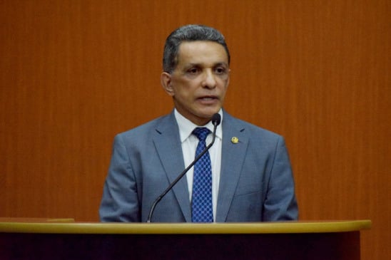 O senador Mecias de Jesus durante discurso após a aprovação como conselheiro do TCE